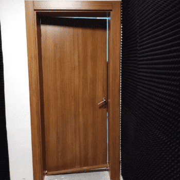Akustik Konferans Salonu Kapısı